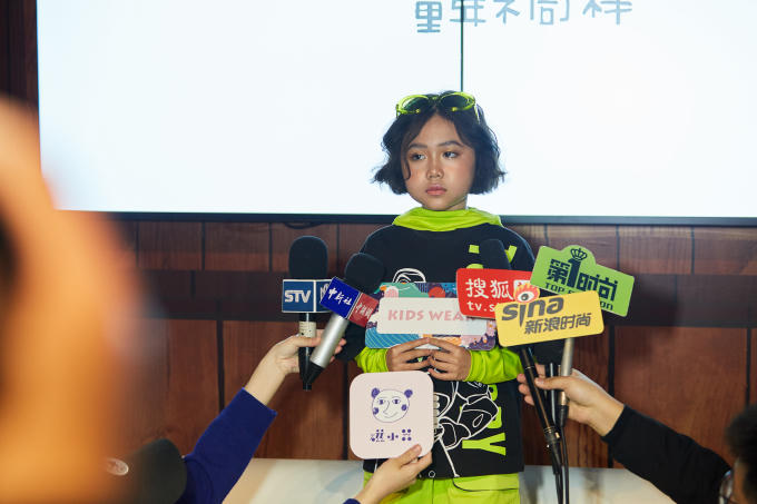 Kh&aacute;nh An t&aacute;i hiện m&agrave;n catwalk 'thần sầu' trong bong nước tại Thượng Hải