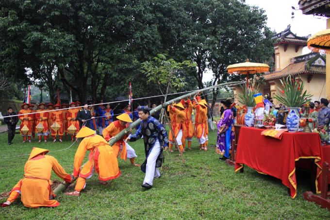 Sau phần lễ, những lính vác tiến hành dựng nêu.