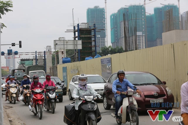 Người điều khiển xe máy lưu thông dọc tuyến đường sắt đô thị Nhổn - ga Hà Nội phải trang bị khẩu trang, kính chống bụi.