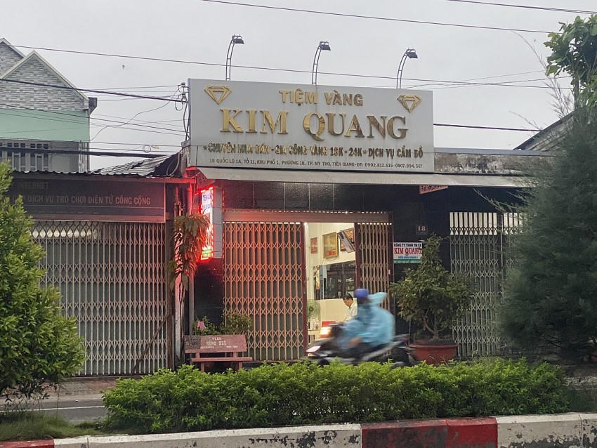Tiệm vàng Kim Quang nằm trên QL1.
