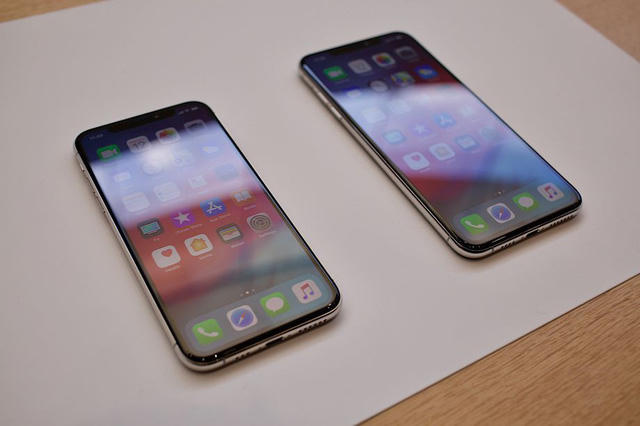 Bộ đôi iPhone XS và XS Max có thiết kế giống nhau, chỉ khác nhau về kích cỡ.