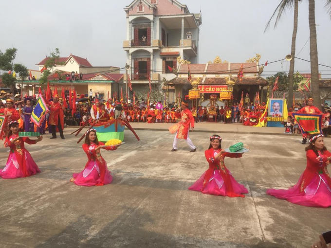 Tiết mục chèo cạn mang đậm tính đặc sắc riêng biệt Ngư dân Cảnh Dương. (Ảnh: Phan Ba).