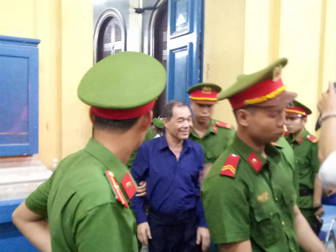 Dù sức khỏe có vấn đề, xin tòa được chăm sóc y tế, nhưng khi ra ngoài bị cáo Trầm Bê vẫn cười trước ống kính báo giới.