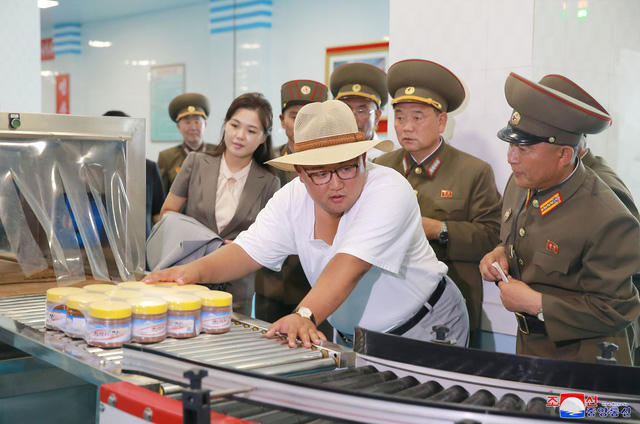 Những bức ảnh do truyền thông nhà nước Triều Tiên công bố cho thấy ông Kim Jong-un đã chọn bộ trang phục với phong cách hoàn toàn khác so với hình ảnh thông thường trong chuyến thị sát lần này.