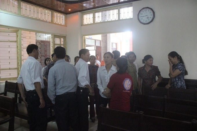 Hơn 100 hộ dân được cho là bị hại rời phiên tòa sau khi HĐXX tuyên trả lại hồ sơ vụ án.