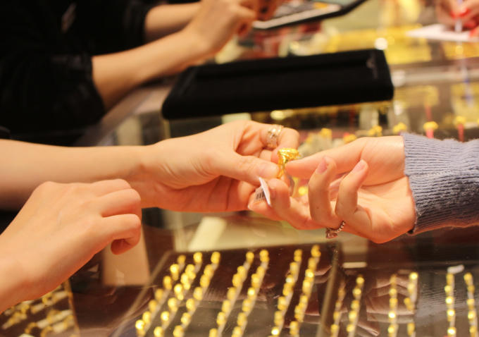 Ngày vía Thần Tài năm nay rơi vào thứ 5 - ngày 14/2/2018 Dương lịch, trùng với ngày valentine. Nhiều khách hàng tìm tới mua các sản phẩm như nhẫn trang sức, hoa tai, dây chuyền...