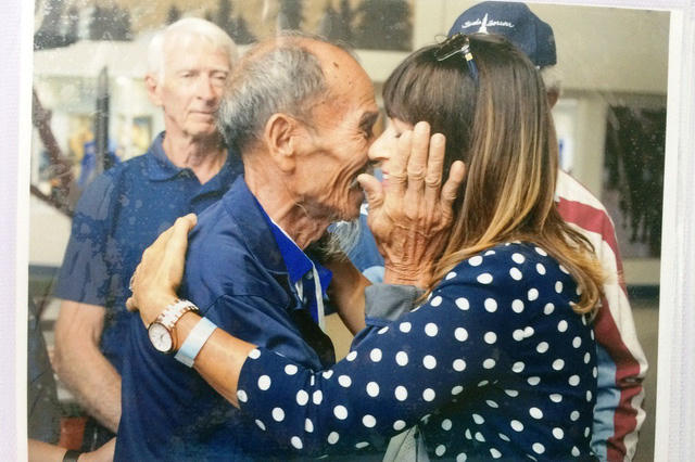 Gi&acirc;y ph&uacute;t đại t&aacute; phi c&ocirc;ng Nguyễn Văn Bảy gặp lại c&ocirc; con g&aacute;i nu&ocirc;i người Mỹ. C&ocirc; g&aacute;i n&agrave;y l&agrave; con của một người l&iacute;nh phi c&ocirc;ng Mỹ m&agrave; &ocirc;ng từng bắn rơi m&aacute;y bay.