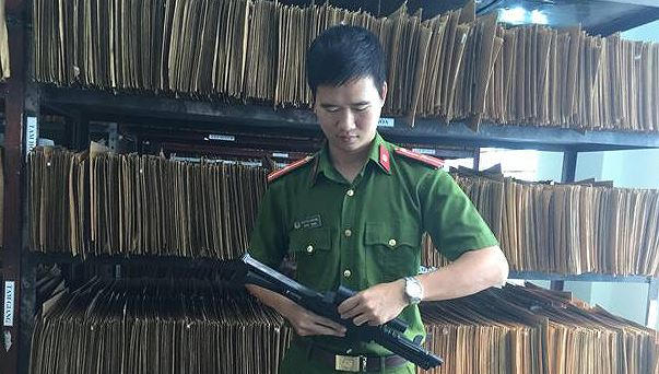 Công an kiểm tra súng nhựa thu giữ tại cửa hàng đồ chơi.