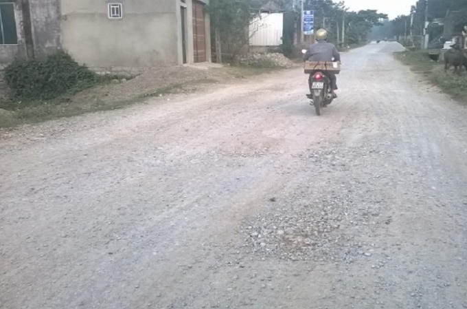 Đoạn đường qua xóm 12, xã Quỳnh Tân bong tróc, lởm chởm đất đá (ảnh Duy Ngợi).