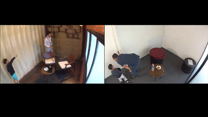 Lùng sục mọi ngóc ngách của căn phòng. Lắng nghe những âm thanh từ bên ngoài.