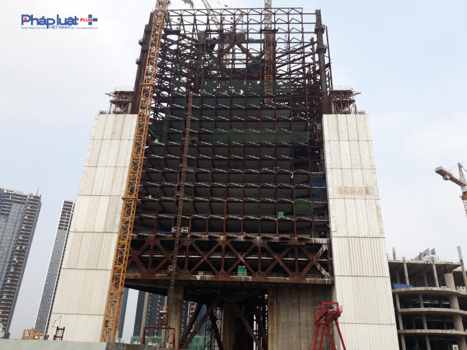 Tòa tháp thứ nhất mới hoàn thiện các tầng phía dưới