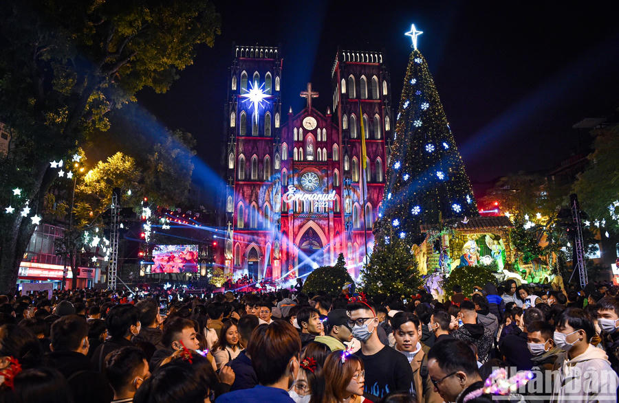 Nhà thờ Lớn lung linh, rực rỡ sắc màu trong đêm Giáng sinh. (Ảnh: THÀNH ĐẠT)