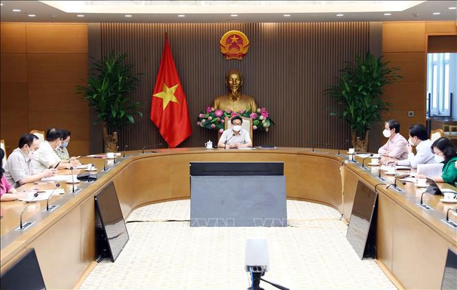  Phó Thủ tướng Chính phủ Vũ Đức Đam chủ trì cuộc họp về bảo đảm điều kiện dạy và học phù hợp với tình hình dịch Covid-19. (Ảnh TTXVN)