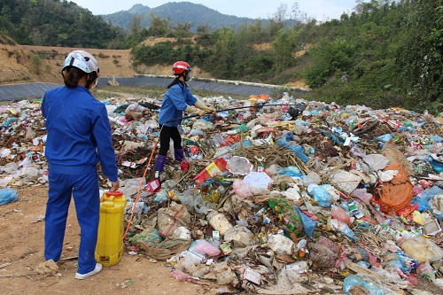 Nhân viên công ty rác phun thuốc diệt ruồi. Ảnh: Hồng Vân