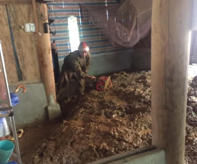 Mưa lũ kéo theo đất đá tràn vào nhà dân.