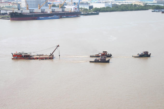 Bốn phương tiện ghe, tàu đã được điều động đến để tiến hành trục vớt.