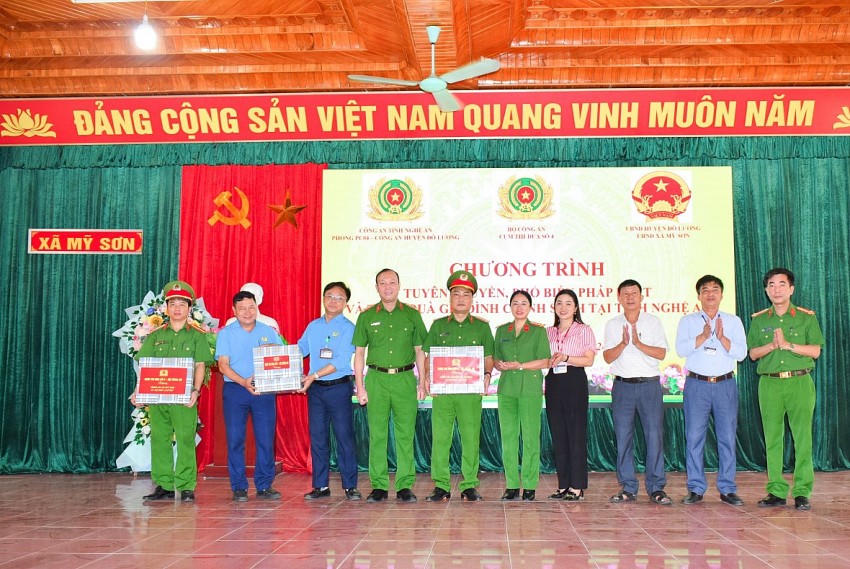 Đoàn công tác trao quà tặng các cá nhân có nhiều đóng góp trong công tác phòng, chống tội phạm về tệ nạn ma túy. Ảnh: Cục CSĐT Tội phạm về ma tuý (C04).