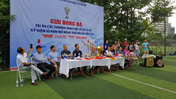 Lễ khai mạc diễn ra tại sân bóng PVV, đường Trần Thái Tông, TP Hà Nội.