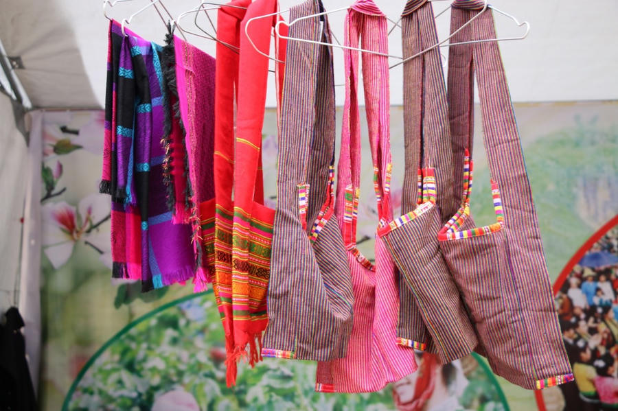 Nghề dệt thổ cẩm bằng khung cửi của người Thái ở Tây Bắc