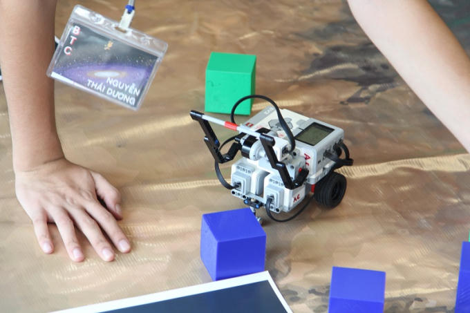 Các sản phẩm điện tử của các bạn học sinh gây sự chú ý của nhiều người.