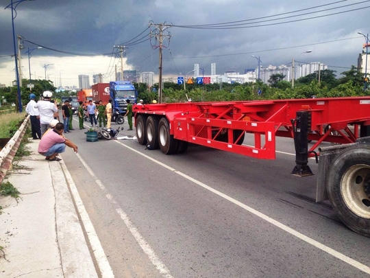 Làn đường xe máy trên cầu Giồng Ông Tố 2 khá hẹp