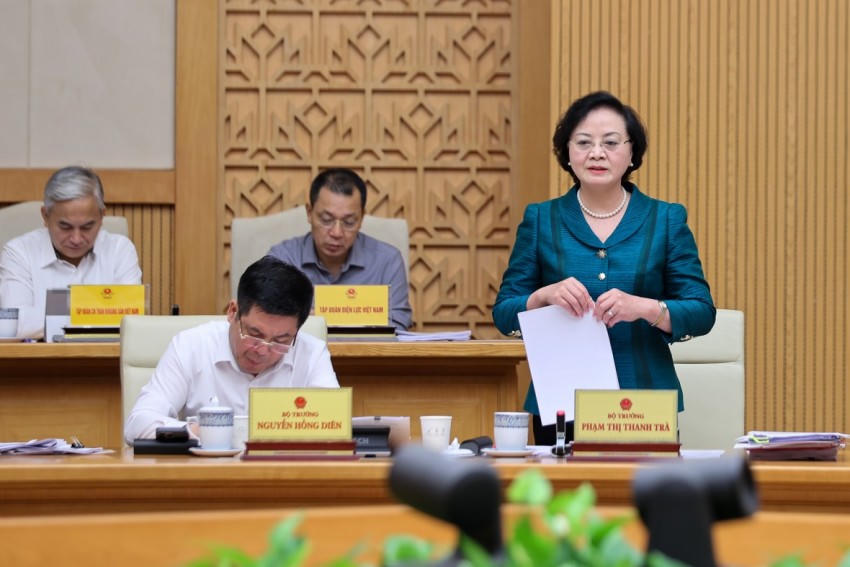 Bộ trưởng Bộ Nội vụ Phạm Thị Thanh Trà báo cáo tại hội nghị. Ảnh: VGP