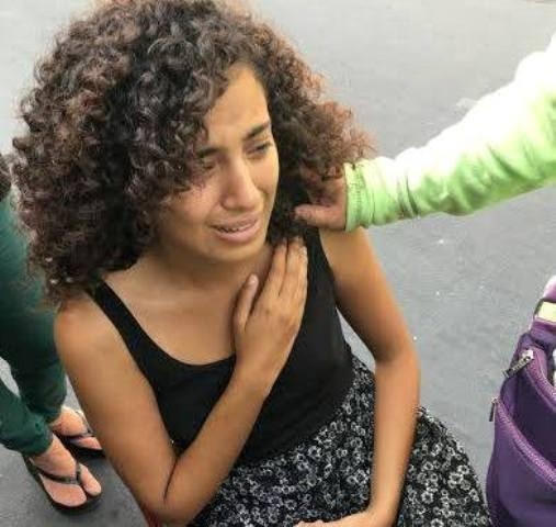 Nữ du khách khóc nức nở vì bị cướp trên phố.