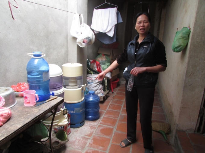 Bà Đỗ Thị Thuận ở Đội I, thôn Khả Lý Hạ thường xuyên phải dùng bình chứa để xin nước sử dụng.