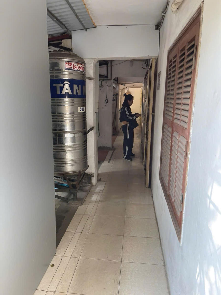 Hình ảnh được cho là một trong những người xâm phạm chỗ ở và hủy hoại tài sản của gia đình bà Bình (ảnh do gia đình bà Bình cung cấp).