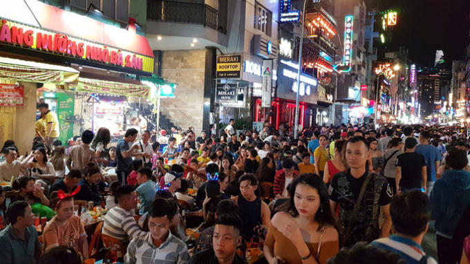 Càng gần đến thời khắc giao thừa, dòng người đổ về phố Tây Bùi Viện mỗi lúc một đông hơn.