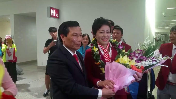 Bộ trưởng Nguyễn Ngọc Thiện chúc mừng HLV Nguyễn Thị Nhung và đội tuyển Bắn súng Quốc gia.