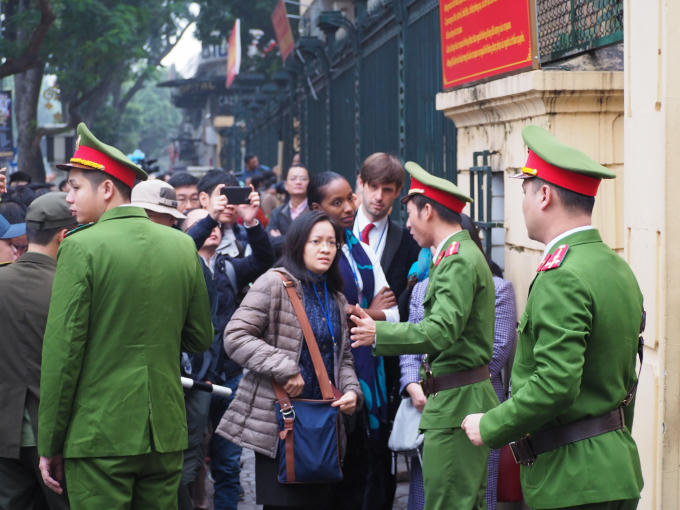 Có rất đông nhà báo, phóng viên ở các báo đài tham dự phiên xét xử Đinh La Thăng cùng đồng phạm.