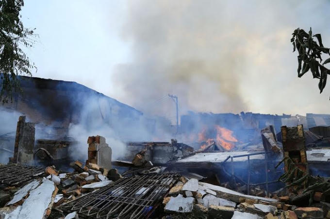 Ch&aacute;y lớn ở B&igrave;nh Dương, h&agrave;ng trăm c&ocirc;ng nh&acirc;n lo mất Tết