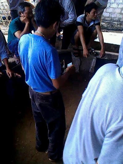 Một tay cá độ móc tiền trả đối phương sau khi thua độ (ảnh PV).