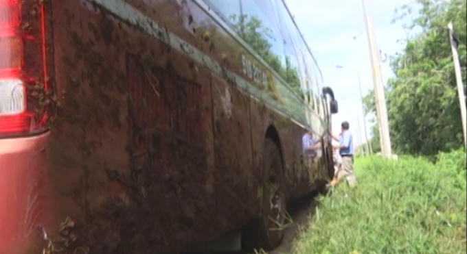 Thân xe toàn đất đá sau khi được cứu hộ.