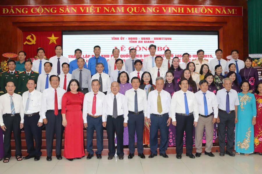 Ban Chấp hành, Ban Thường vụ Đặc khu Phú Quốc chụp ảnh lưu niệm trong lễ trao quyết định