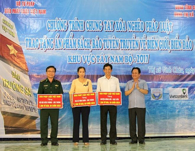 PTBT thường trực Đặng Ngọc Luyến (bên phải) trao quà chương trình “Chung tay xóa nghèo pháp luật khu vực Tây Nam Bộ 2017”.