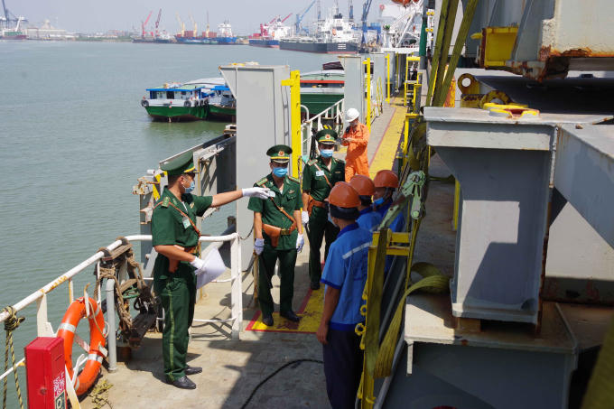 Lực lượng BĐBP Bà Rịa – Vũng Tàu tuyền truyền phòng, chống dịch Covid-19 và bảo đảm an ninh, trật tự khu vực cửa khẩu cảng biển.