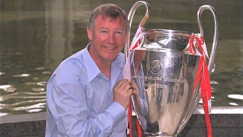 Sir Alex chính thức trở lại dẫn dắt M.U thế hệ ăn ba.