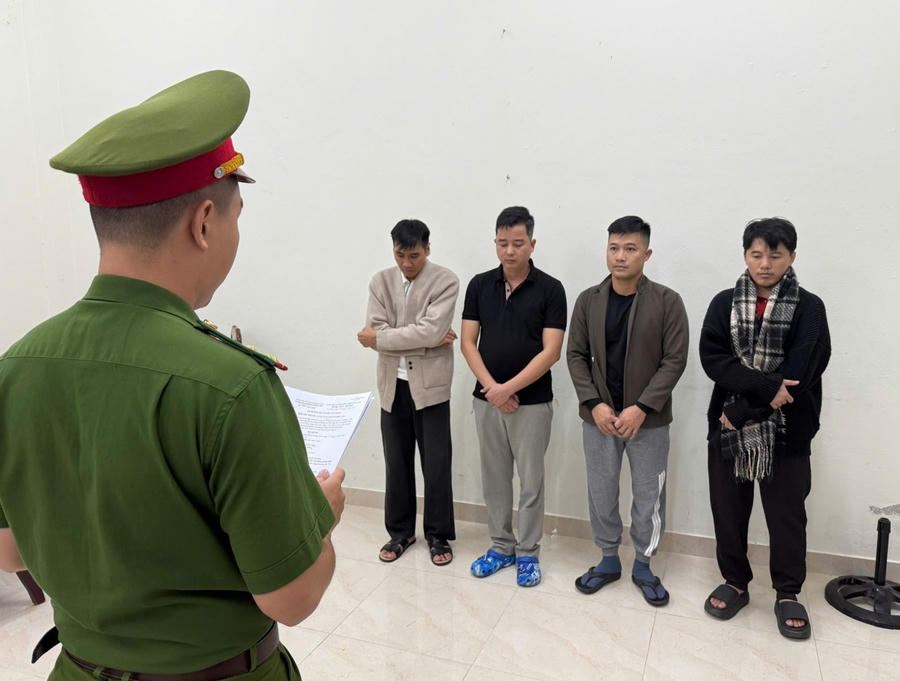 Cơ quan CSĐT Công an TP Đà Nẵng tống đạt các quyết định với 4 đối tượng lập “dự án ma” để phát hành đồng tiền mã TOSI hóa nhằm chiếm đoạt tài sản. (Ảnh: Công an TP Đà Nẵng)