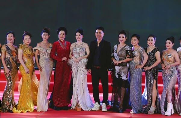 NSND Trịnh Kim Chi, NSƯT Cát Tường, Hoa hậu Lê Thị Thơ, Nhà báo Trung Hoàng cùng các thí sinh.