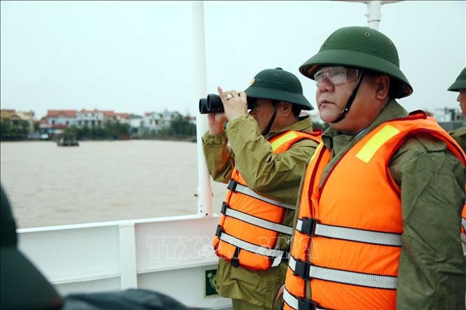 Chủ tịch UBND tỉnh Trần Phong (phải) đã trực tiếp có mặt tại hiện trường chỉ đạo công tác tìm kiếm các nạn nhân mất tích. (Ảnh: TTXVN)