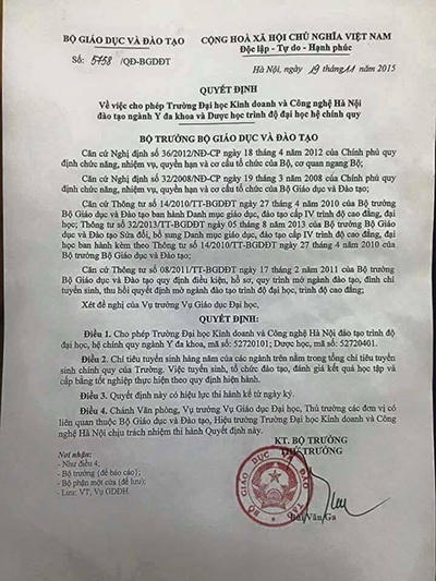 Quyết định cho phép trường ĐH Kinh doanh và Công nghệ đào tạo ngành y tế trình độ đại học, do Thứ trưởng Bùi Văn Ga kí.