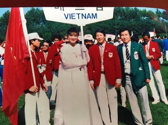 Ông Lê Ngọc Minh (thứ 2 bên phải) tại Olympic 1988 tại Hàn Quốc.