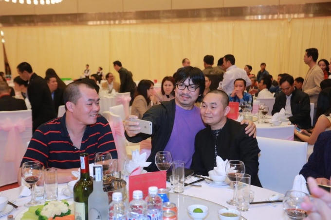 Cù Trọng Xoay và nghệ sĩ Xuân Hinh tranh thủ chụp ảnh "tự sướng" trong tiệc cưới