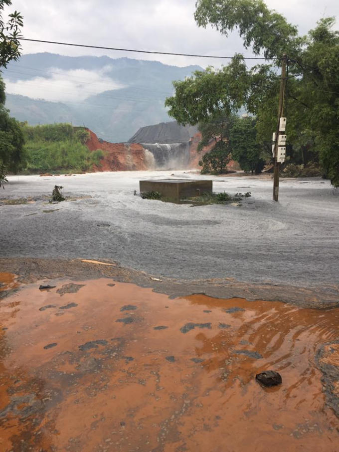 Chất thải tràn ra môi trường gây ảnh hưởng nghiêm trọng.