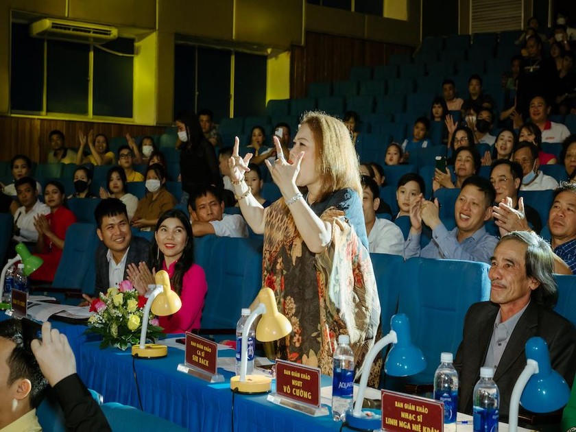 “Hoạ mi núi rừng” Siu Black động viên tinh thần thí sinh.