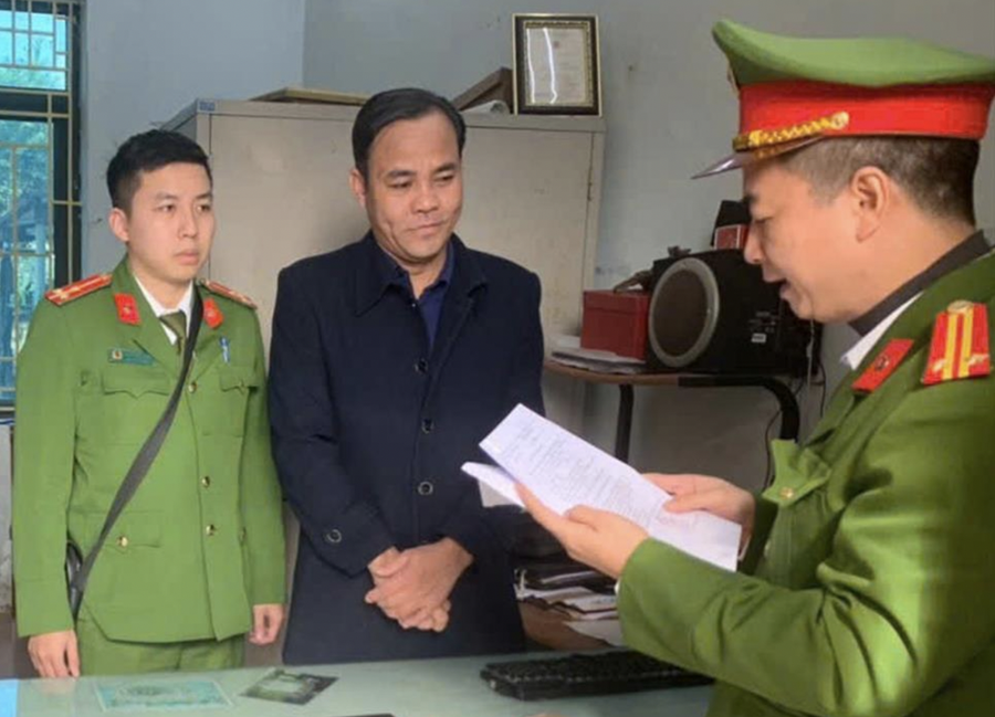 Bị can nghe đọc lệnh bắt giữ (Ảnh CA Thái Bình)