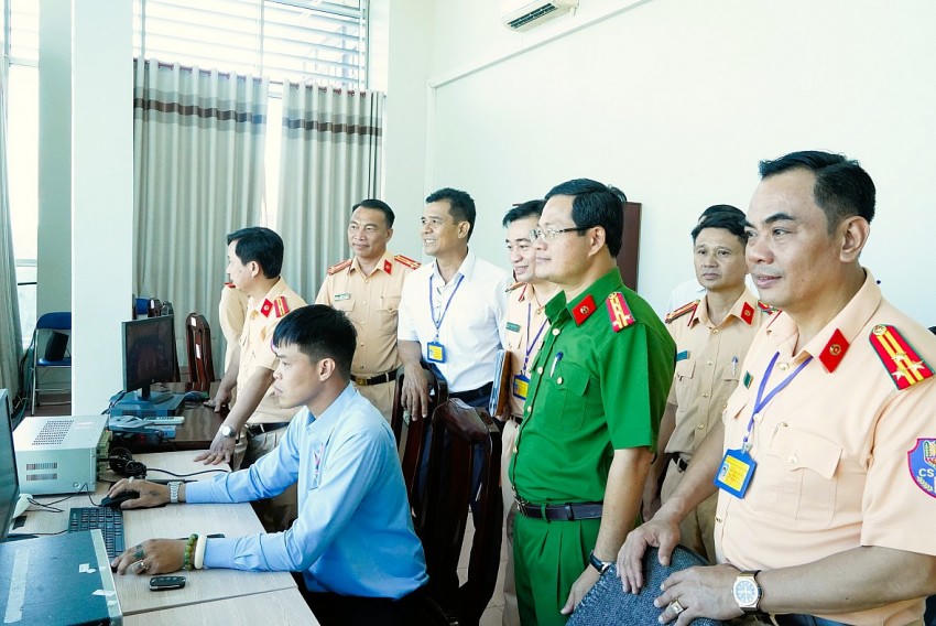 Lực lượng chức năng theo dõi kỳ thi sát hạch.