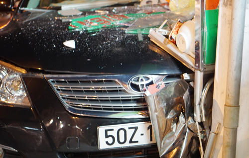 Ô tô đâm vào quán ăn. Ảnh - Nguyệt Triều